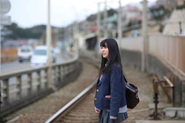 高中女生在铁路十字路口图片下载