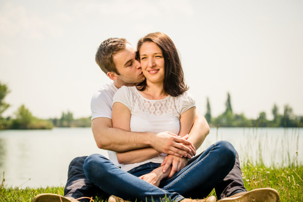 年轻幸福的一对图片下载