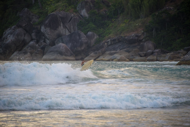 冲浪爱好者在Bonete海滩享受海浪。Ilhabela,圣保罗。B图片下载