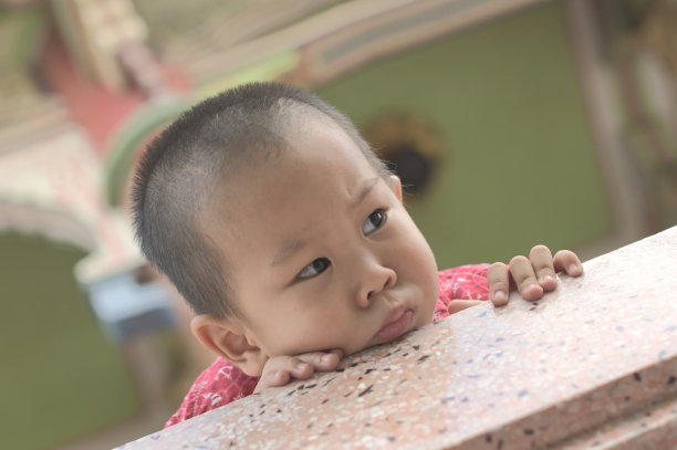 蹒跚学步的孩子做鬼脸图片下载