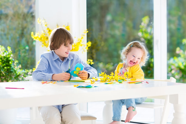 两个孩子在阳光明媚的餐厅大花园景观窗图片下载