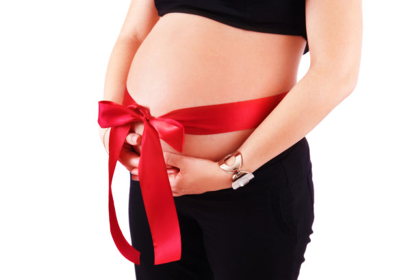 孕妇的肚子上有红色的丝带和蝴蝶结图片下载