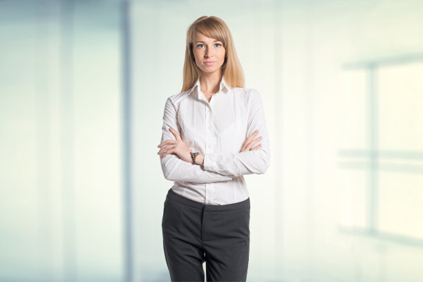 年轻女商人的肖像白衬衫黑裤子裤子图片下载