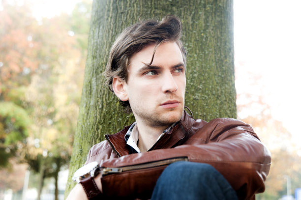 年轻英俊的男人图片下载