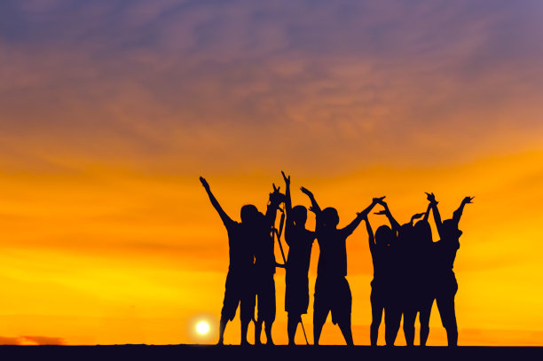 巨大的日落与戏剧性的云图片下载