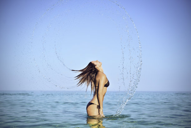 美丽的女孩在海里享受图片下载