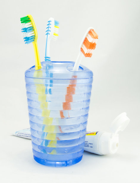 几把牙刷和牙膏放在储藏室里图片下载