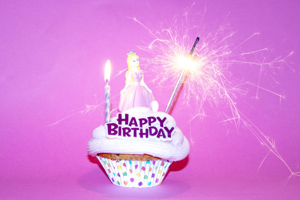 生日快乐，公主女孩的纸杯蛋糕图片下载