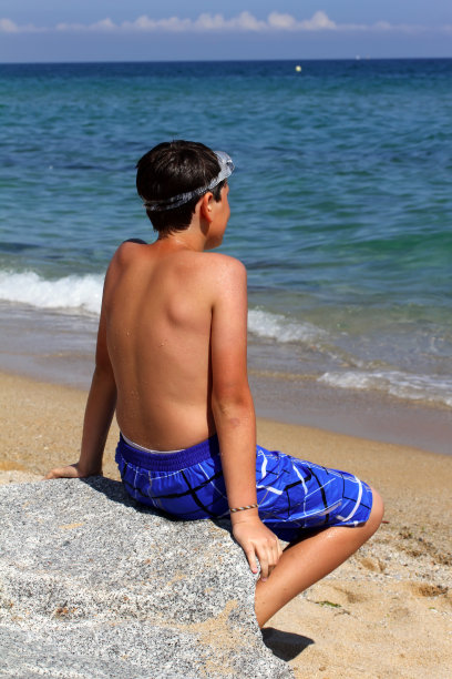 海滩上的男孩。图片下载