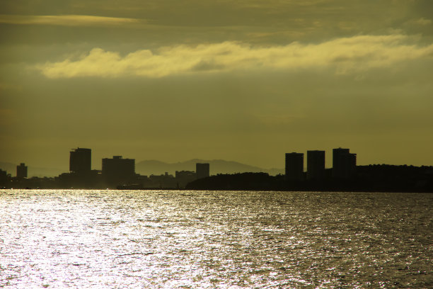 美丽的日落在湄南河背景;泰国图片下载