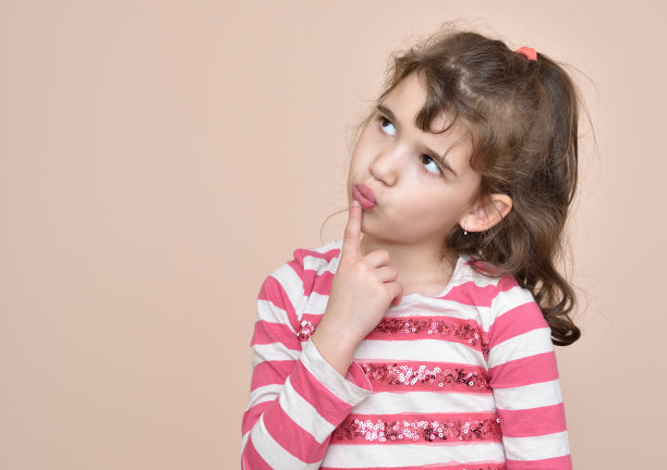 深思熟虑的年轻女孩图片下载