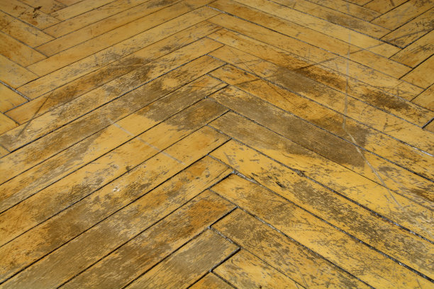 黑暗的背景层。需要修理的旧拼花地板图片下载