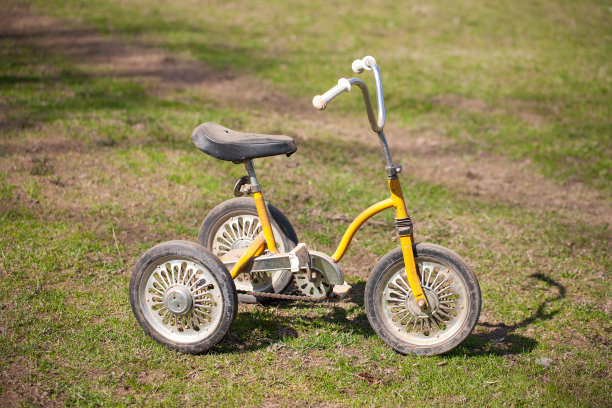 的儿童三轮车。图片下载