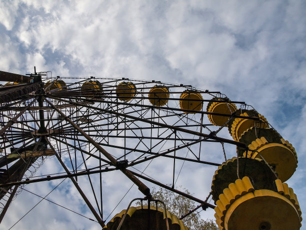 2016年，切尔诺贝利附近普里皮亚季鬼城的摩天轮图片下载