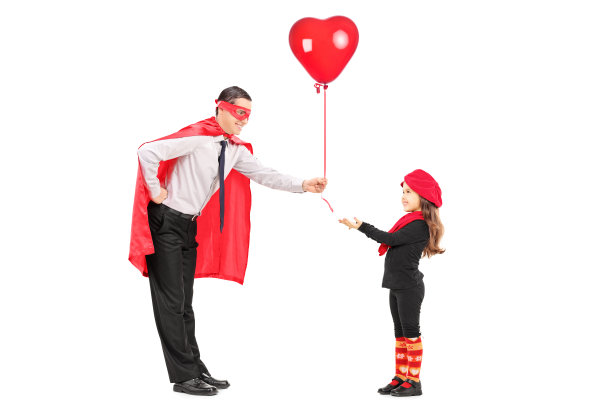 男英雄给小女孩送气球图片下载