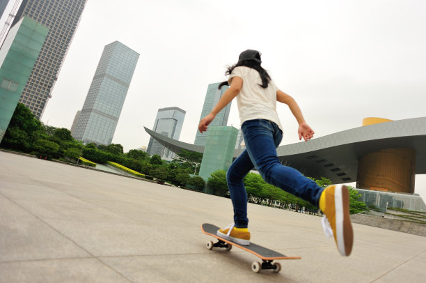 加速滑板的女人图片下载