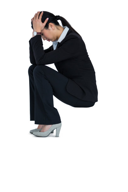 沮丧的女商人手顶着头坐在台阶上图片下载