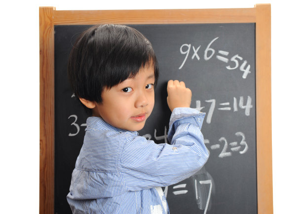 聪明的亚洲男孩在黑板上写字图片下载