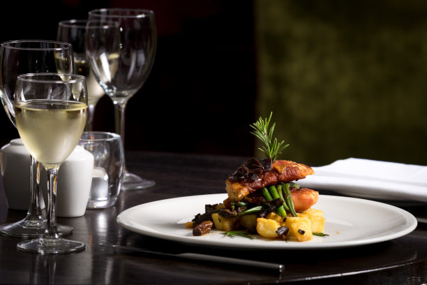 精致的餐桌餐厅菜餐酒图片下载