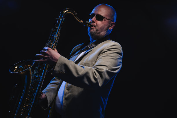 萨克斯手图片下载