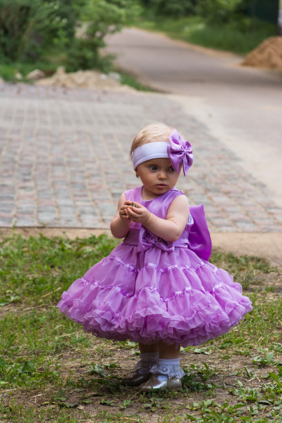 穿着模特装的漂亮小女孩。图片下载