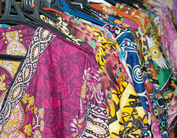 有很多五颜六色的衣服挂在衣架上图片下载