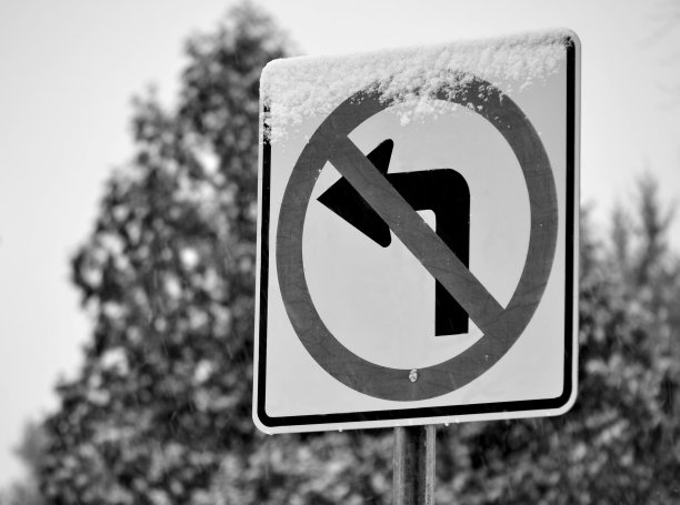 黑色和白色禁止左转标志图片下载