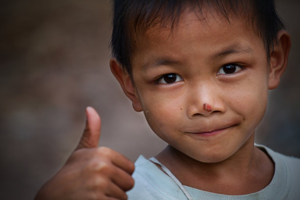 漂亮小男孩给你竖起大拇指的肖像图片下载