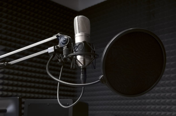 广播演播室里的麦克风图片下载