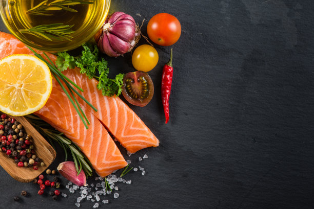 配以香料、香草和蔬菜的新鲜鲑鱼素材图片