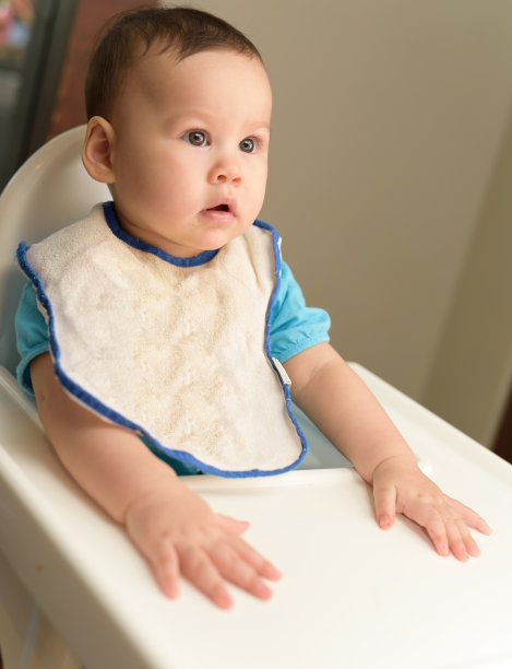 小女孩在等着喂食图片下载