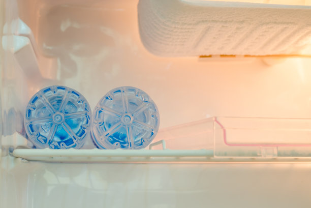 装有两瓶瓶装水的迷你冰箱图片下载