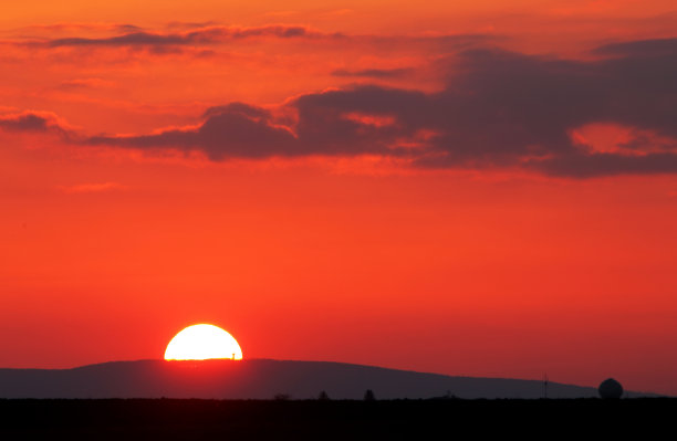 地平线上的红色日出图片下载