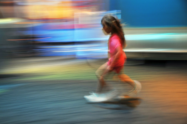 女孩跑得很快图片下载