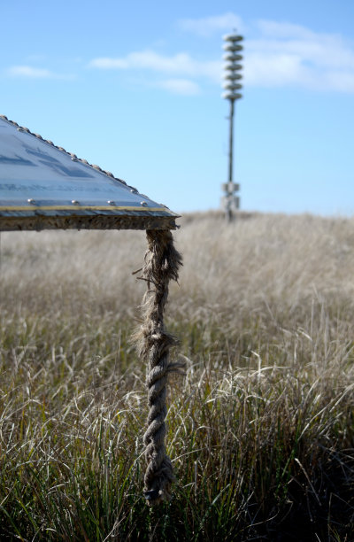 风化的绳索和海啸警报塔图片下载