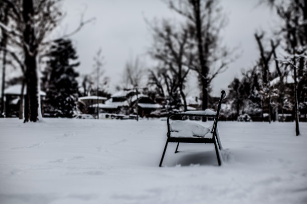 公园里有雪的长椅图片下载