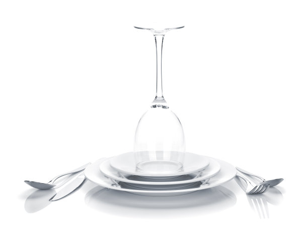 银器或扁平餐具和酒杯放在盘子上图片下载