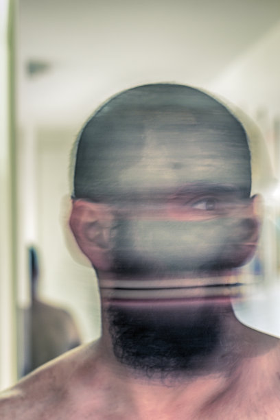 秃头的胡子男人快速地转动着他的头。图片下载