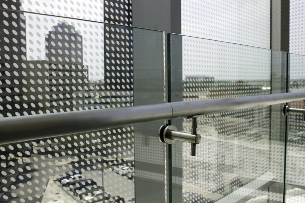 玻璃阳台，金属栏杆图片下载