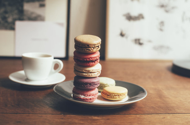 咖啡和一些杏仁饼干甜点在木桌上图片下载