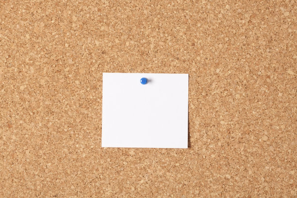 软木板上的白色音符图片下载