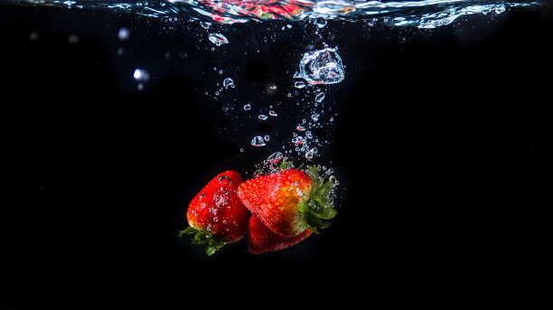 草莓飞溅图片下载