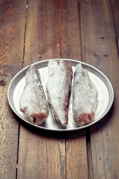 冷冻烹饪:托盘上的冷冻鱼图片下载