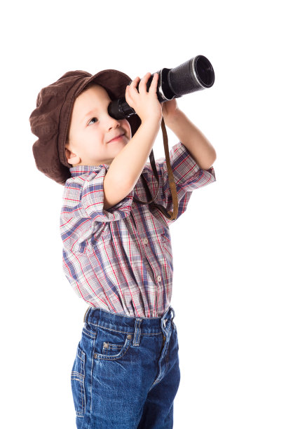 男孩在看望远镜图片下载