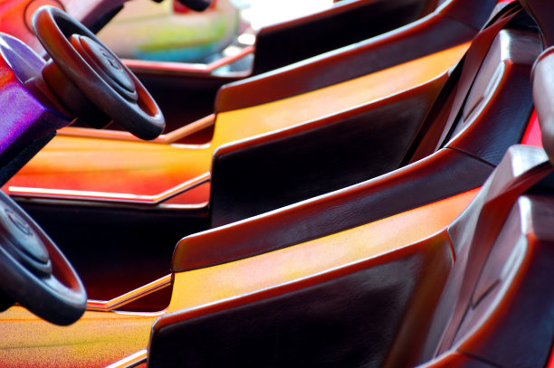 游乐场的碰碰车。摘要图片下载