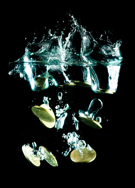 硬币落到水里图片下载