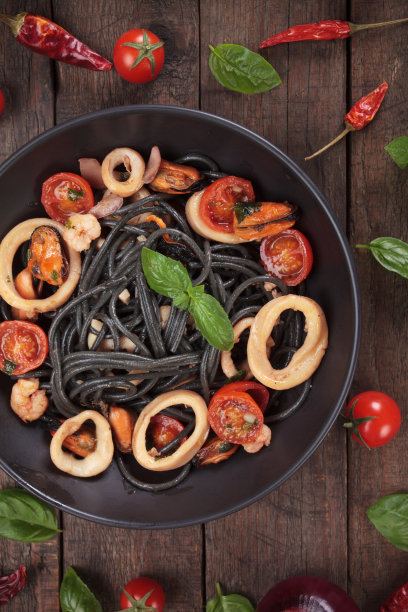 黑色意大利面配贻贝和鱿鱼圈图片下载