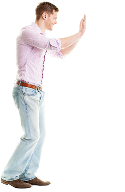 全身像的人推的东西孤立的白色图片下载