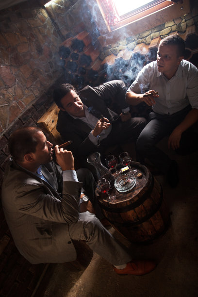 三个商人在辛苦工作一天后休息。图片下载