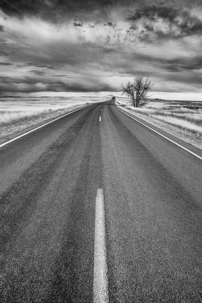 沙漠公路的黑白图片。图片下载